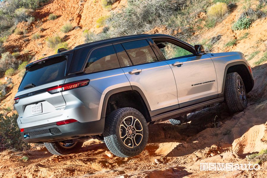 Twist nuova Jeep Grand Cherokee Trailhawk 4xe sullo sterrato