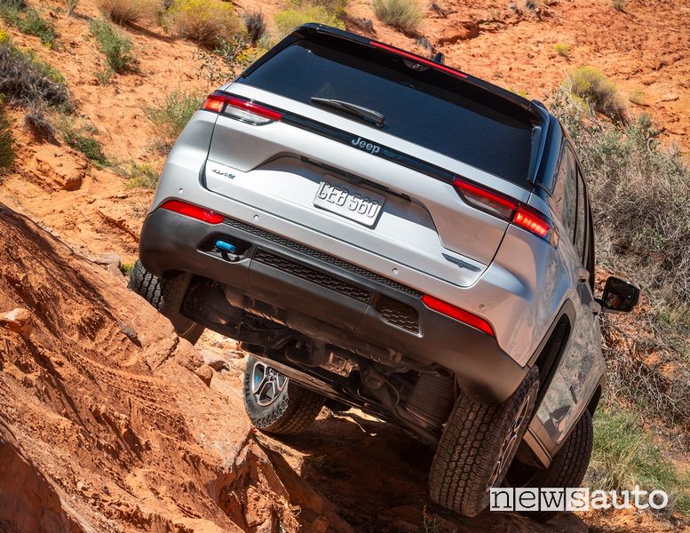 Twist nuova Jeep Grand Cherokee Trailhawk 4xe sullo sterrato