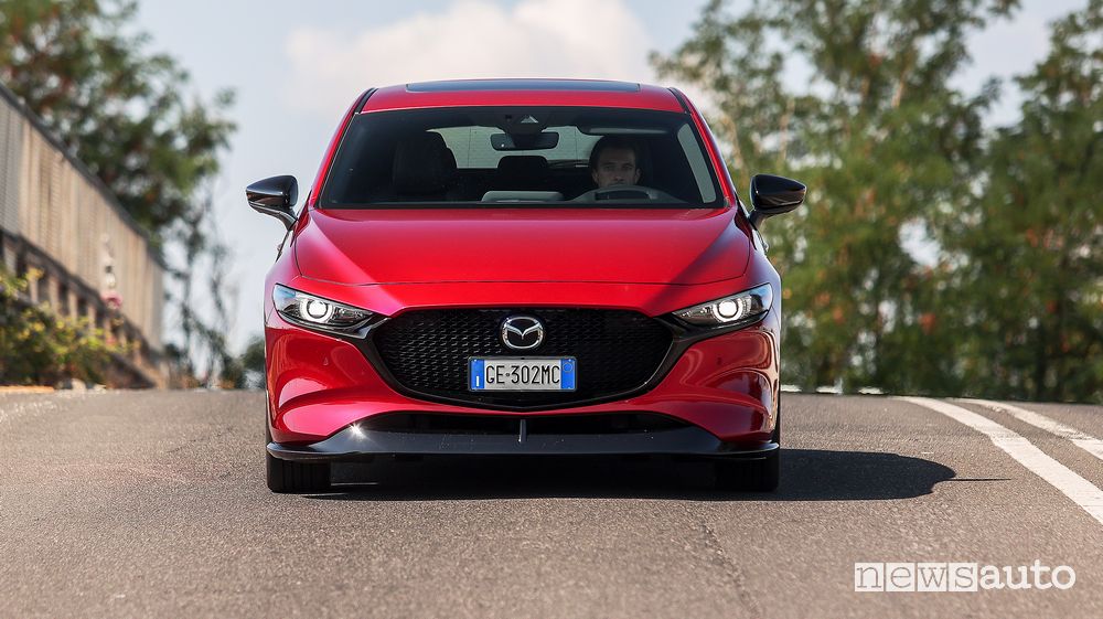 Vista frontale Mazda3 in prova su strada
