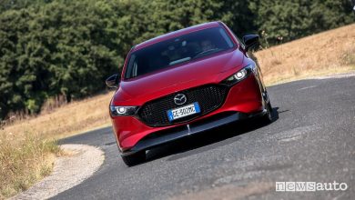 Vista anteriore Mazda3 in prova su strada