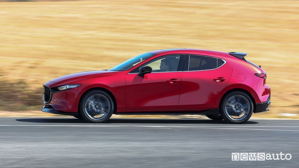 Vista laterale Mazda3 in prova su strada