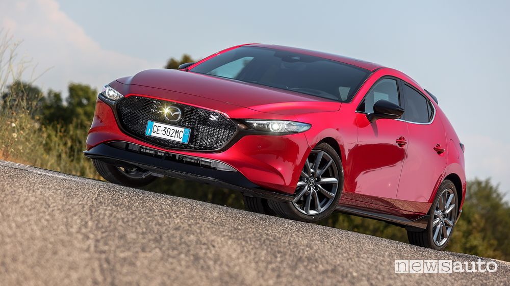 Vista di profilo Mazda3 in prova