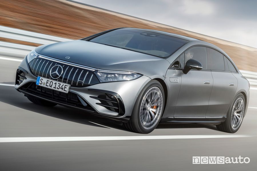 Vista di profilo Mercedes-AMG EQS 53 4MATIC+ elettrica su strada