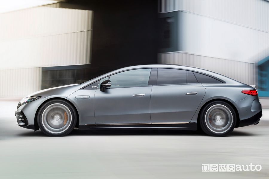 Vista posteriore Mercedes-AMG EQS 53 4MATIC+ elettrica su strada