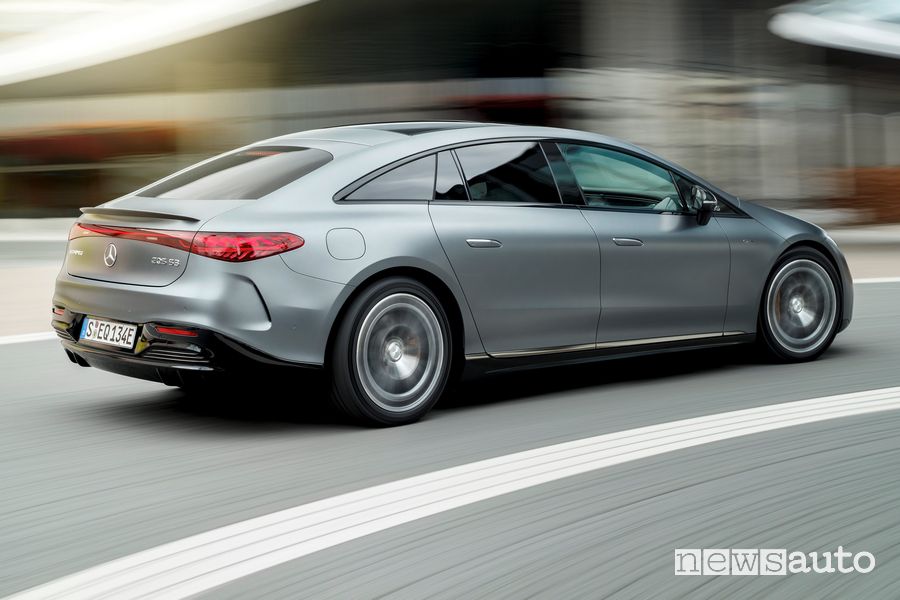 Vista posteriore Mercedes-AMG EQS 53 4MATIC+ elettrica su strada