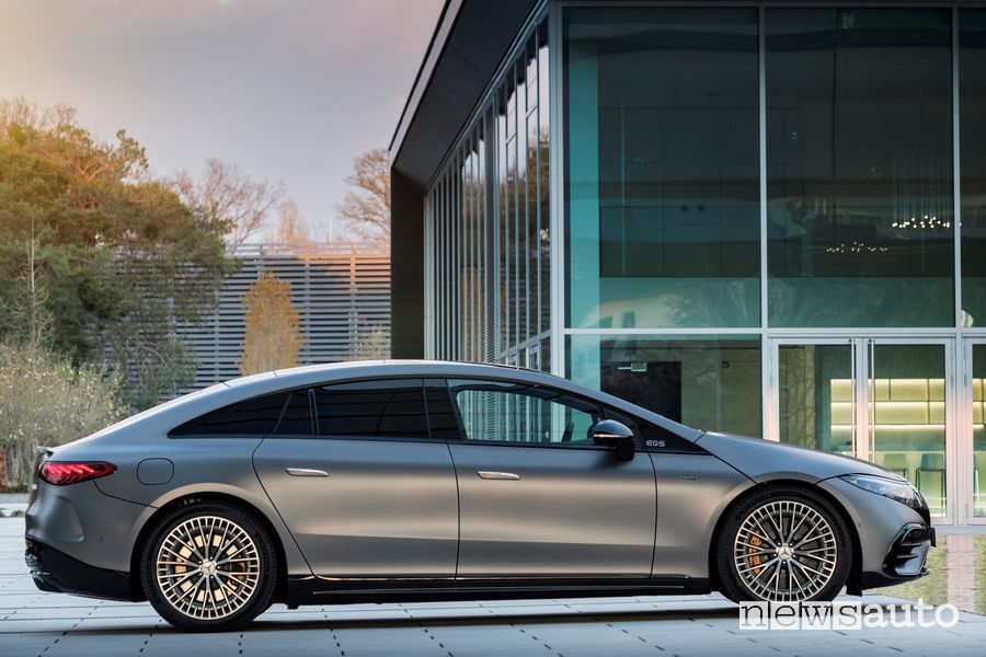 Vista laterale Mercedes-AMG EQS 53 4MATIC+ elettrica in ricarica