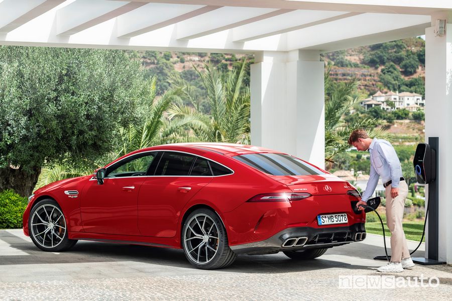 Mercedes-AMG GT 63 S E Performance in ricarica da una wallbox