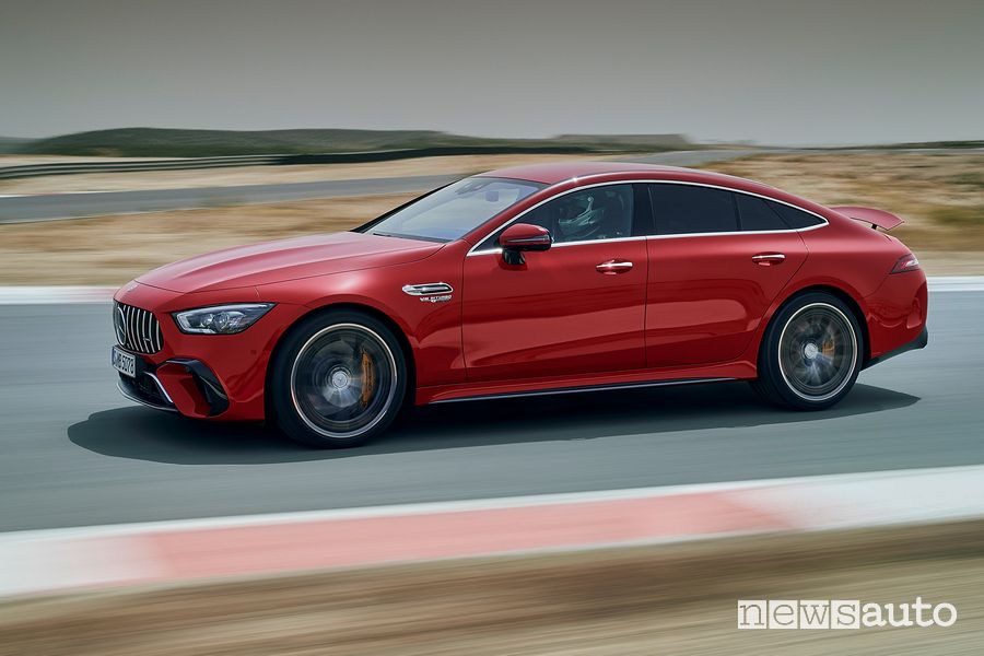 Vista laterale Mercedes-AMG GT 63 S E Performance in pista
