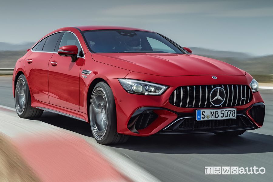 Vista di profilo Mercedes-AMG GT 63 S E Performance in pista