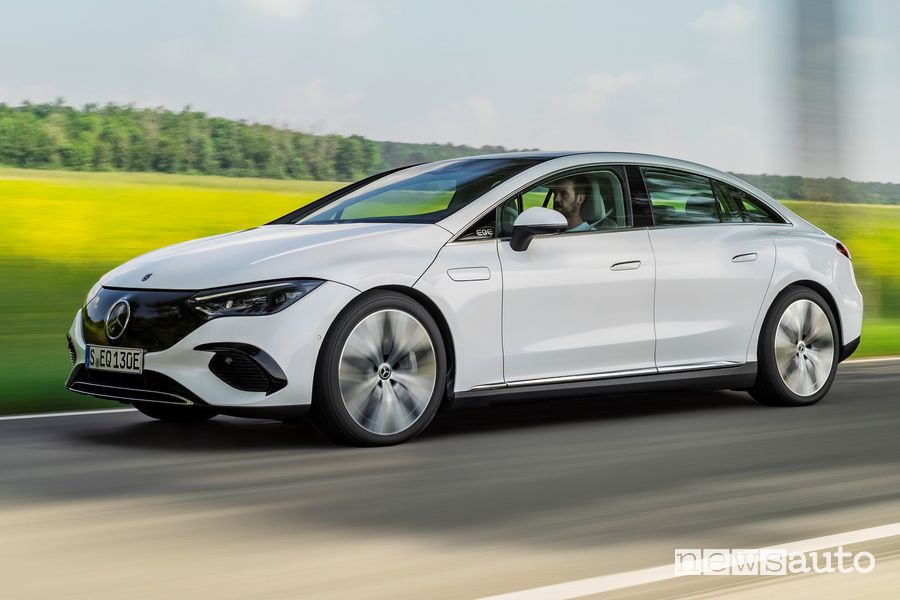 Vista laterale nuova Mercedes EQE 350 elettrica su strada