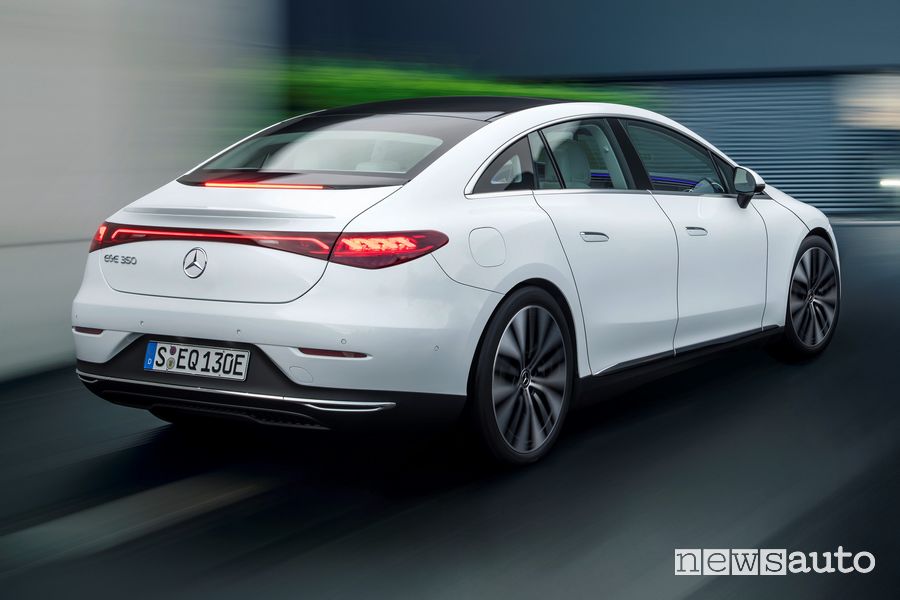 Vista posteriore nuova Mercedes EQE 350 elettrica su strada