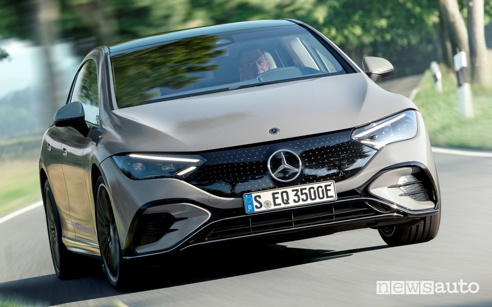 Vista anteriore nuova Mercedes EQE 350 Edition 1 AMG Line su strada