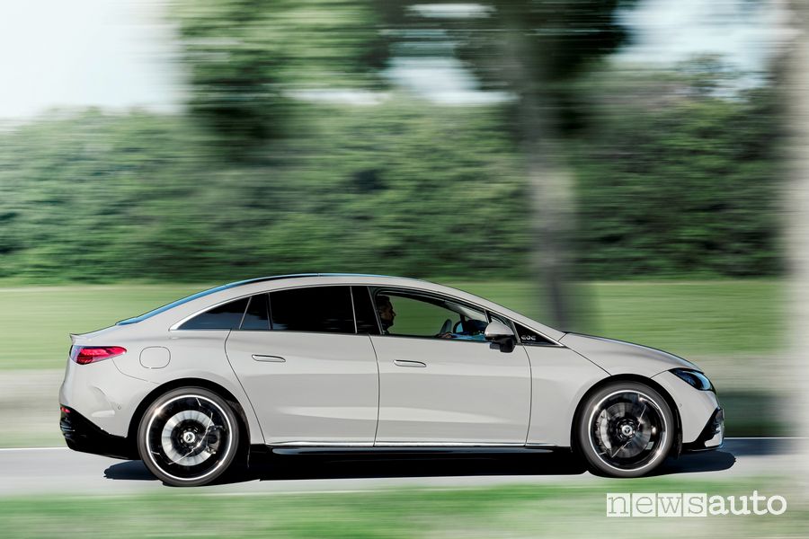 Vista laterale nuova Mercedes EQE 350 Edition 1 AMG Line su strada