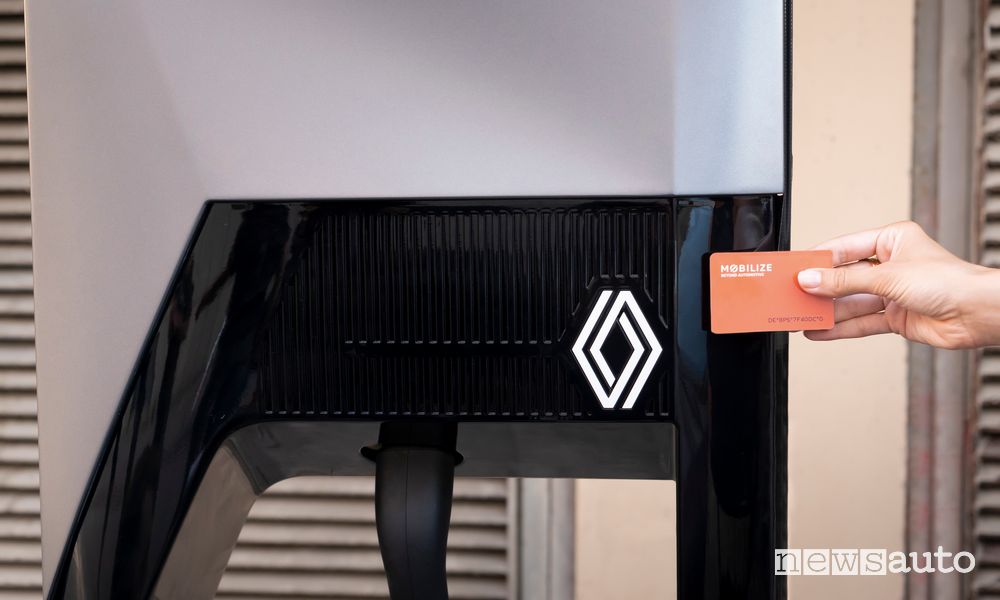 Ricarica auto elettrica con Mobilize Charge Pass 