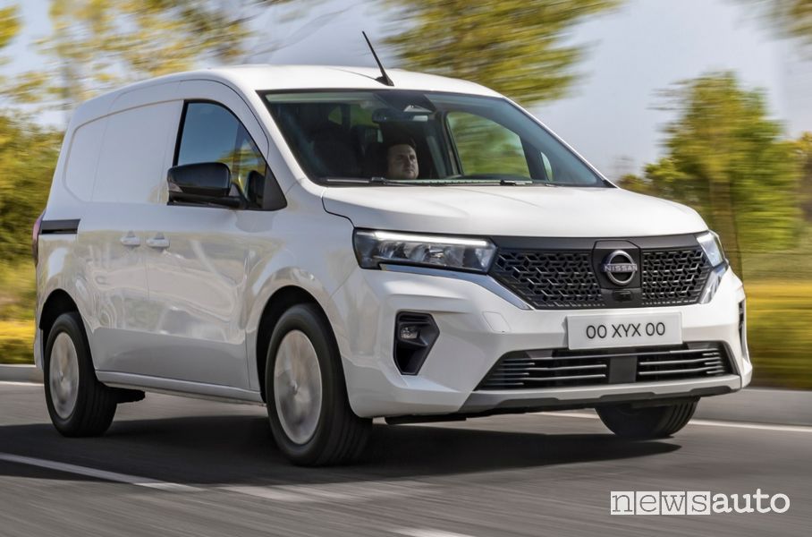 Vista di profilo Nissan Townstar EV van elettrico su strada