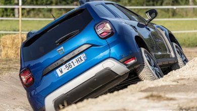 Vista posteriore nuovo Dacia Duster 4x4 in off-road