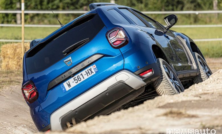 Vista posteriore nuovo Dacia Duster 4x4 in off-road