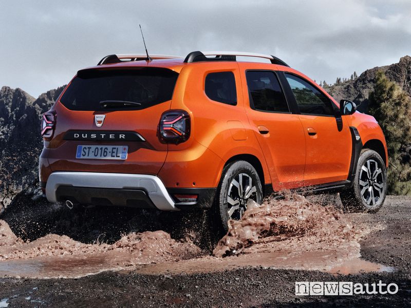 Vista posteriore nuovo Dacia Duster 4x2 Arizona Orange sullo sterrato
