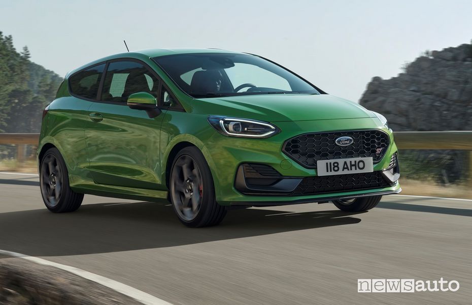 Vista di profilo nuova Ford Fiesta ST su strada