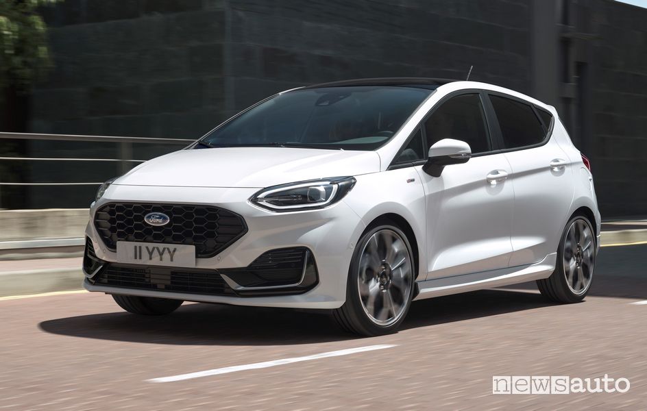 Vista di profilo nuova Ford Fiesta ST Line su strada