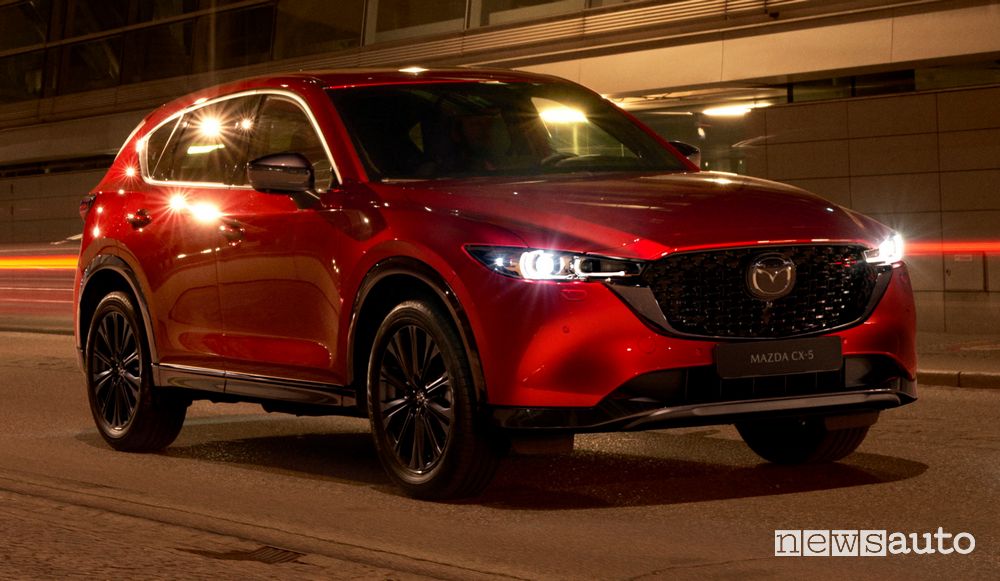 Vista di profilo nuova Mazda CX-5 2022 Homura