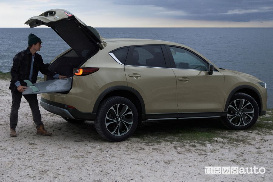 Vista laterale nuova Mazda CX-5 2022 Newground