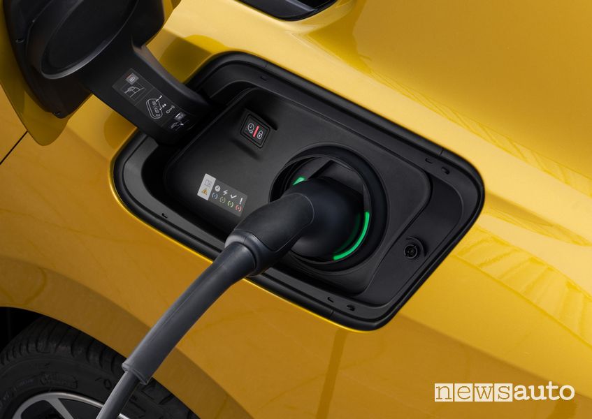 Ricarica Opel Astra ibrida plug-in