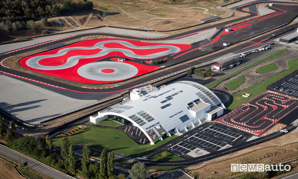 Vista dall'alto del Porsche Experience Center di Franciacorta