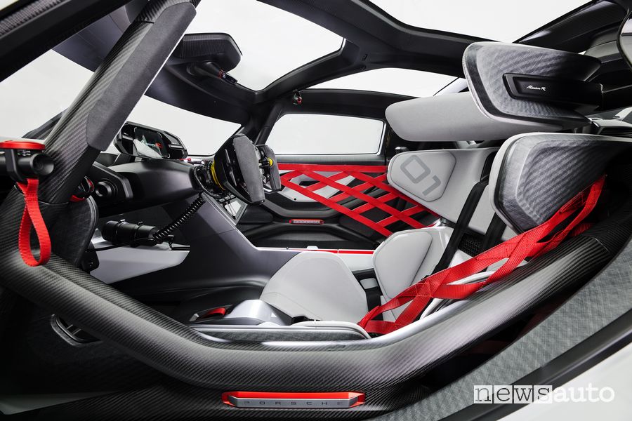 Sedile pilota abitacolo Porsche Mission R concept
