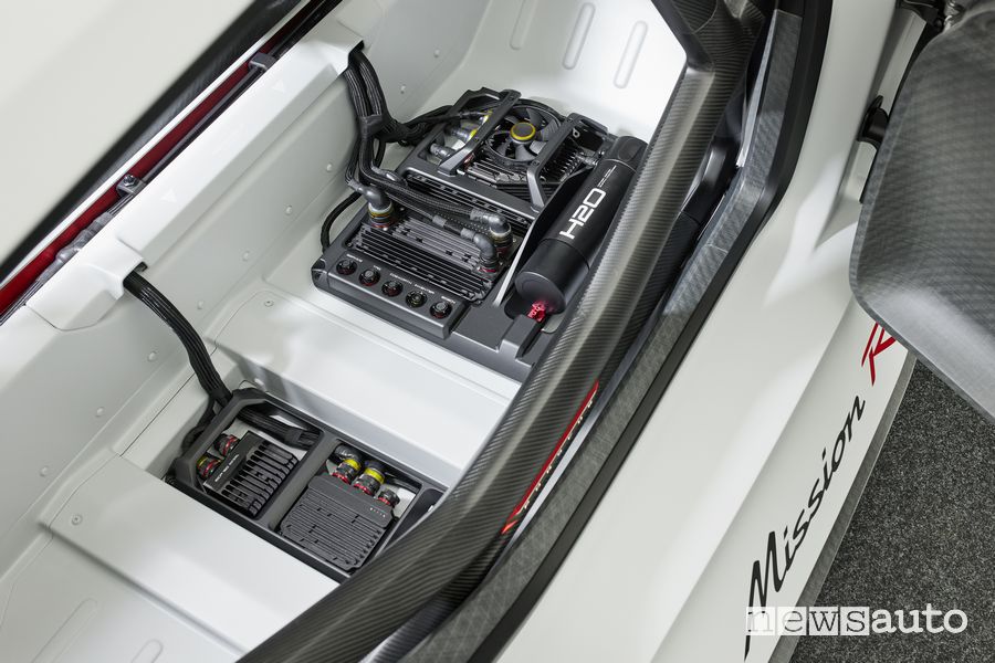 Dettagli motore elettrico abitacolo Porsche Mission R concept