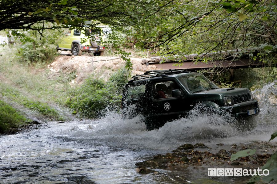 Suzuki Jimny in azione mentre traverso un fiumiciattolo 