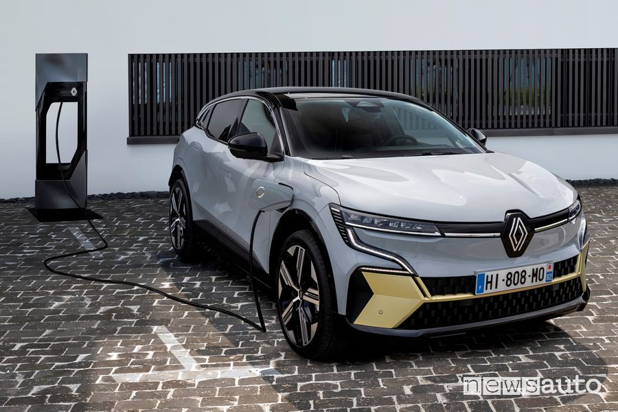 Vista di profilo nuova Renault Mégane E-TECH Electric in ricarica