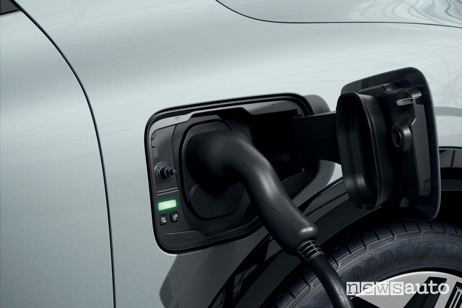 Nuova Renault Mégane E-TECH Electric in ricarica