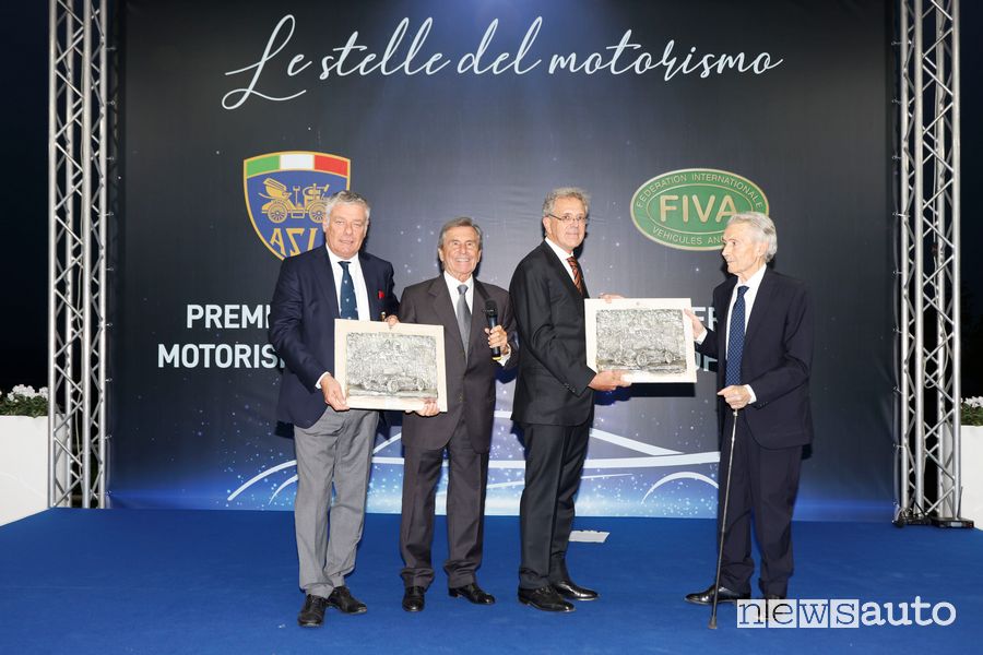 Il presidente dell’ASI Alberto Scuro premia Marcello Gandini