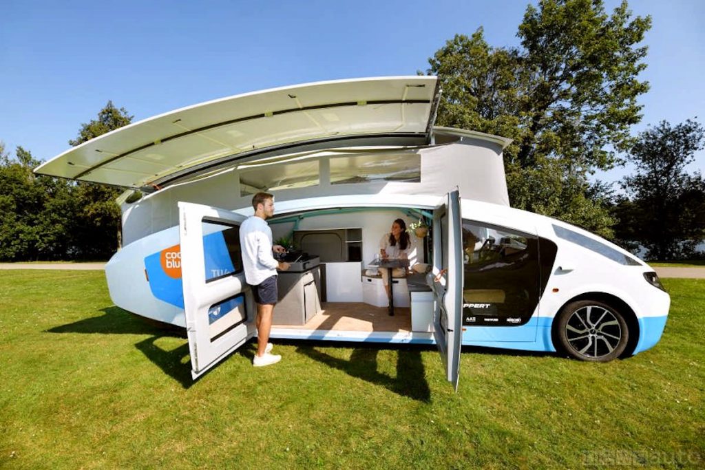 Lo spazio interno del camper "Stella Vita", una vera auto su ruote, aumenta grazie al tetto estensibile