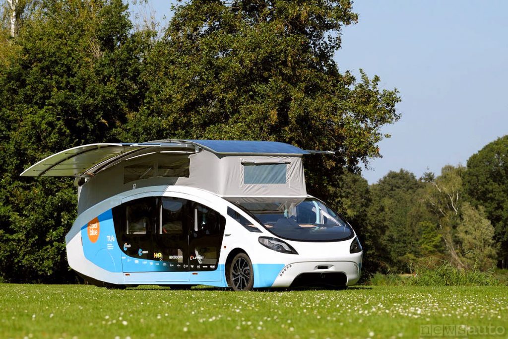 Un vero camper elettrico con pannelli solari estensibili