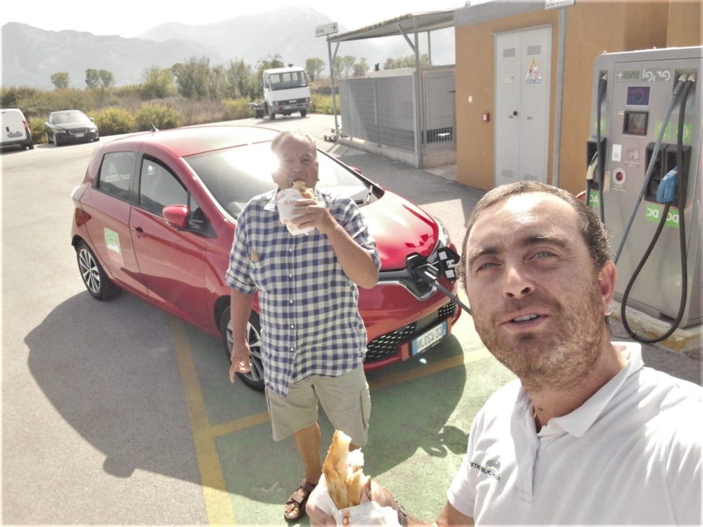 Viaggio in auto elettrica da Roma a Reggio Calabria in 9 ore con la ZOE che carica rapidamente nelle colonnine rapide DC, gli amici di Vaielettrico