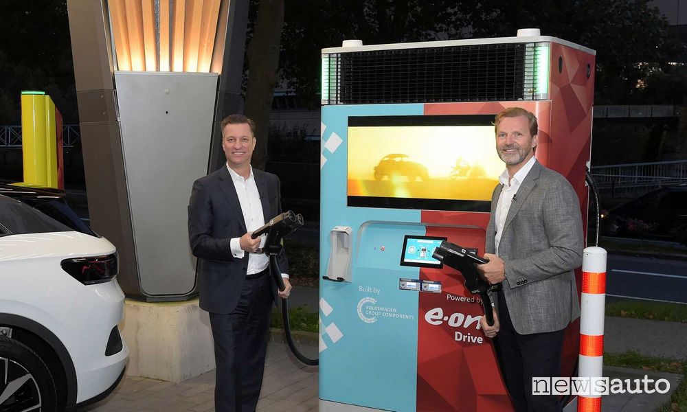 Thomas Schmall e Patrick Lammers mettono in funzione l'innovativo "E.ON Drive Booster"