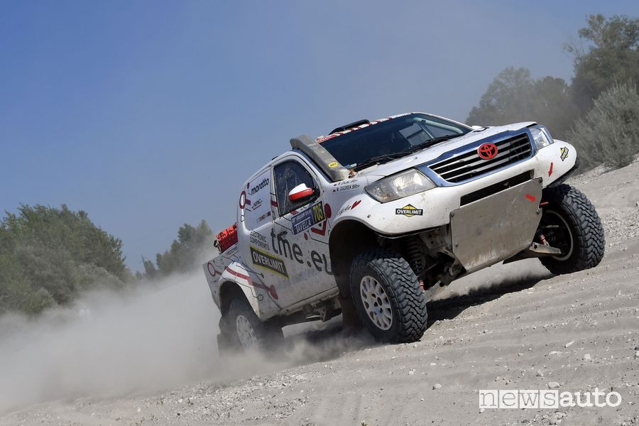 Magdalena Zajac al volante della Toyota Hilux all'Italian Baja 2021 nel Gruppo TH