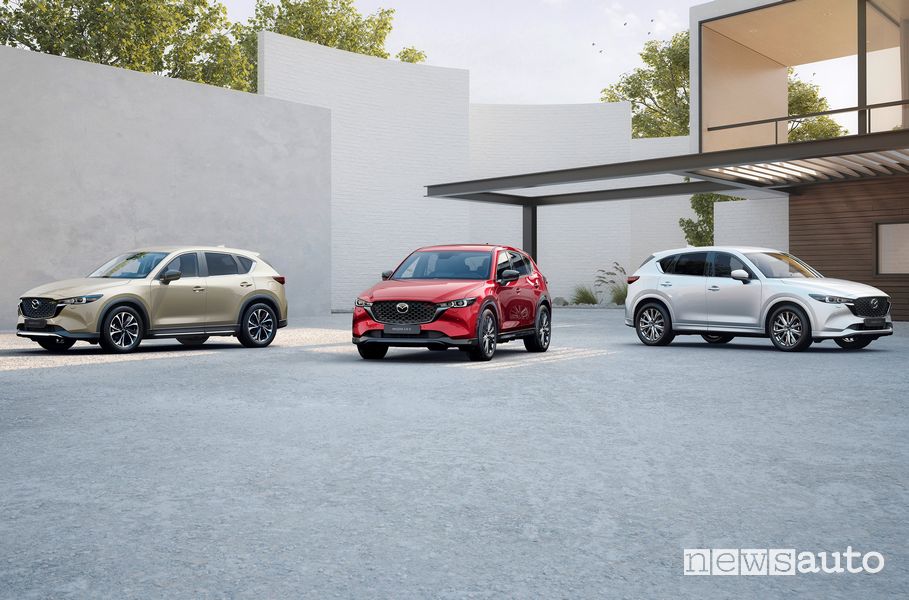 nuova Mazda CX-5 gamma allestimenti Business ed Exceed, più le versioni speciali Newground, Homura e Signature