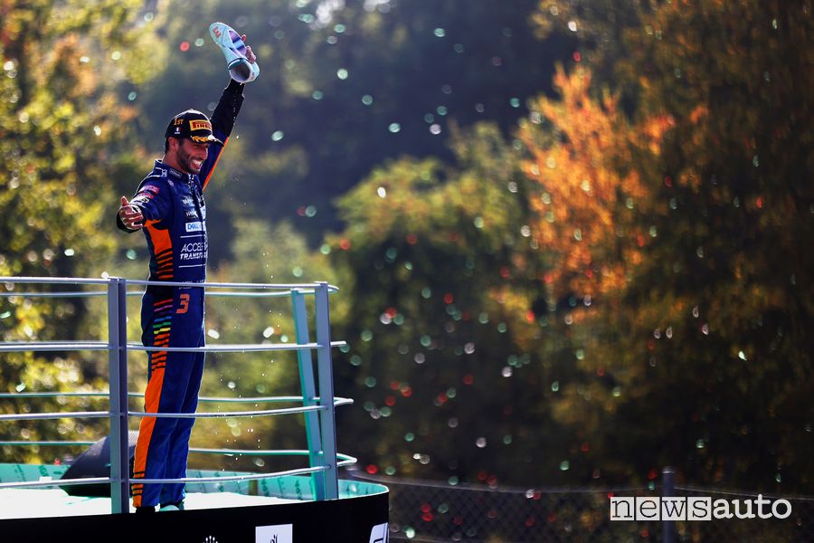 Daniel Ricciardo festeggia sul podio di Monza la vittoria del Gp d'Italia