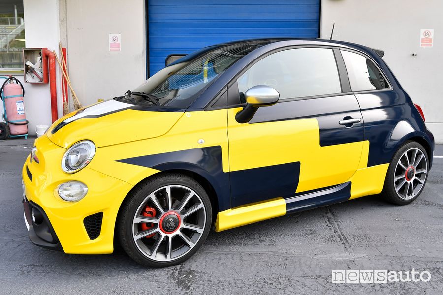 Abarth 595 Turismo K-Hertz livrea Olio Fiat Selezione Italia Hertz