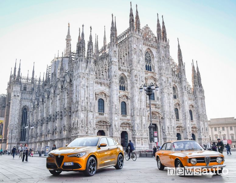 Alfa Romeo Stelvio GT Junior serie speciale con la Giulia 1300 Junior a Milano Piazza del Duomo