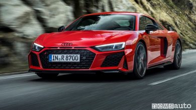 Vista di profilo Audi R8 Coupé V10 performance RWD su strada