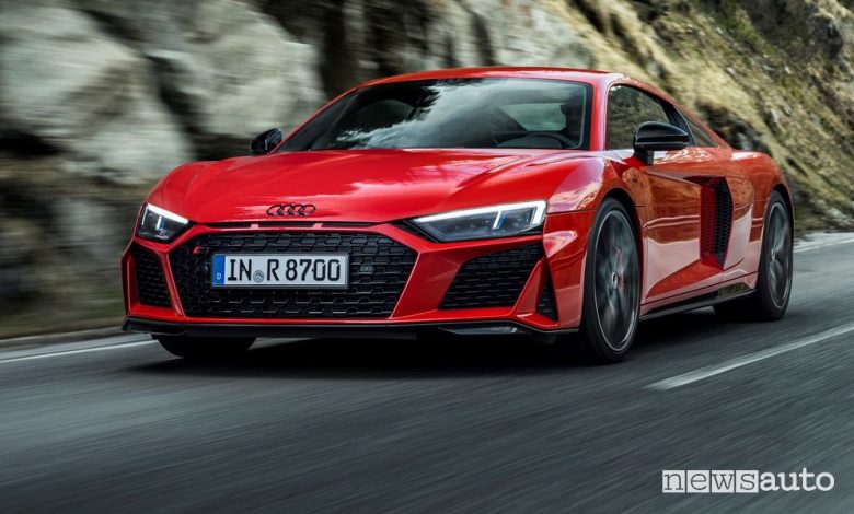 Vista di profilo Audi R8 Coupé V10 performance RWD su strada