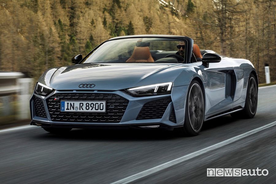 Vista di profilo Audi R8 Spyder V10 performance RWD su strada