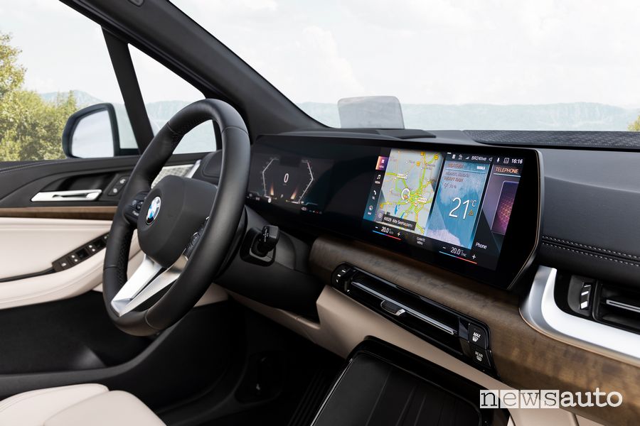 Plancia display curvo abitacolo BMW Serie 2 Active Tourer
