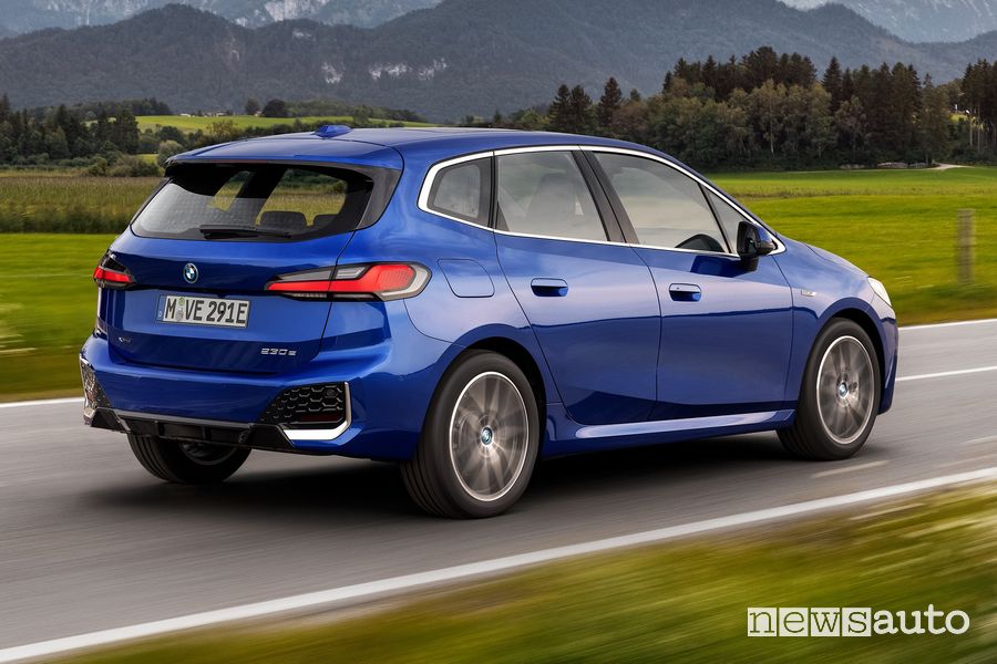 Vista posteriore BMW Serie 2 Active Tourer PHEV su strada