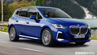 Vista di profilo BMW Serie 2 Active Tourer PHEV su strada