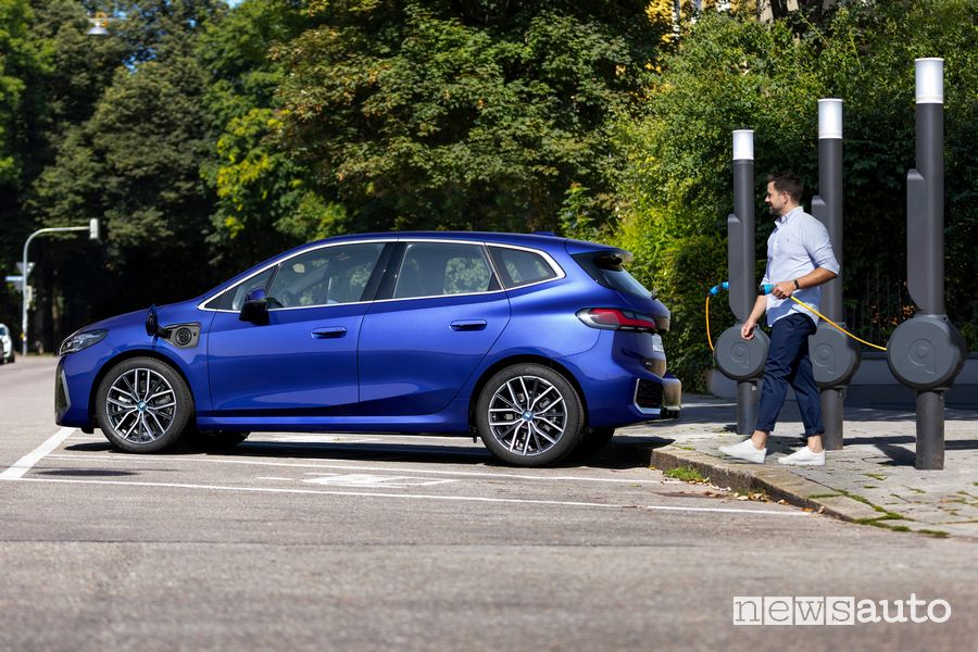 BMW Serie 2 Active Tourer PHEV in ricarica
